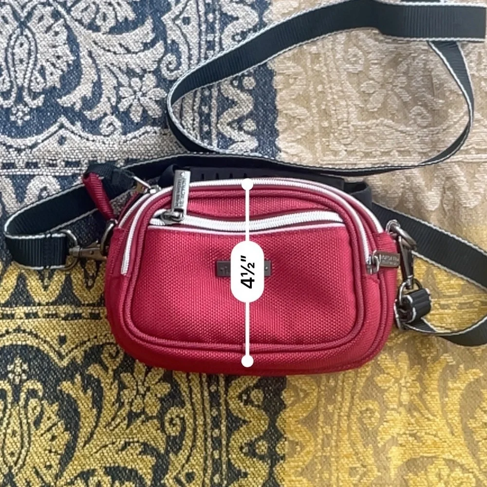 Kenneth Cole camera bag 🖤 - Picture 8 of 8